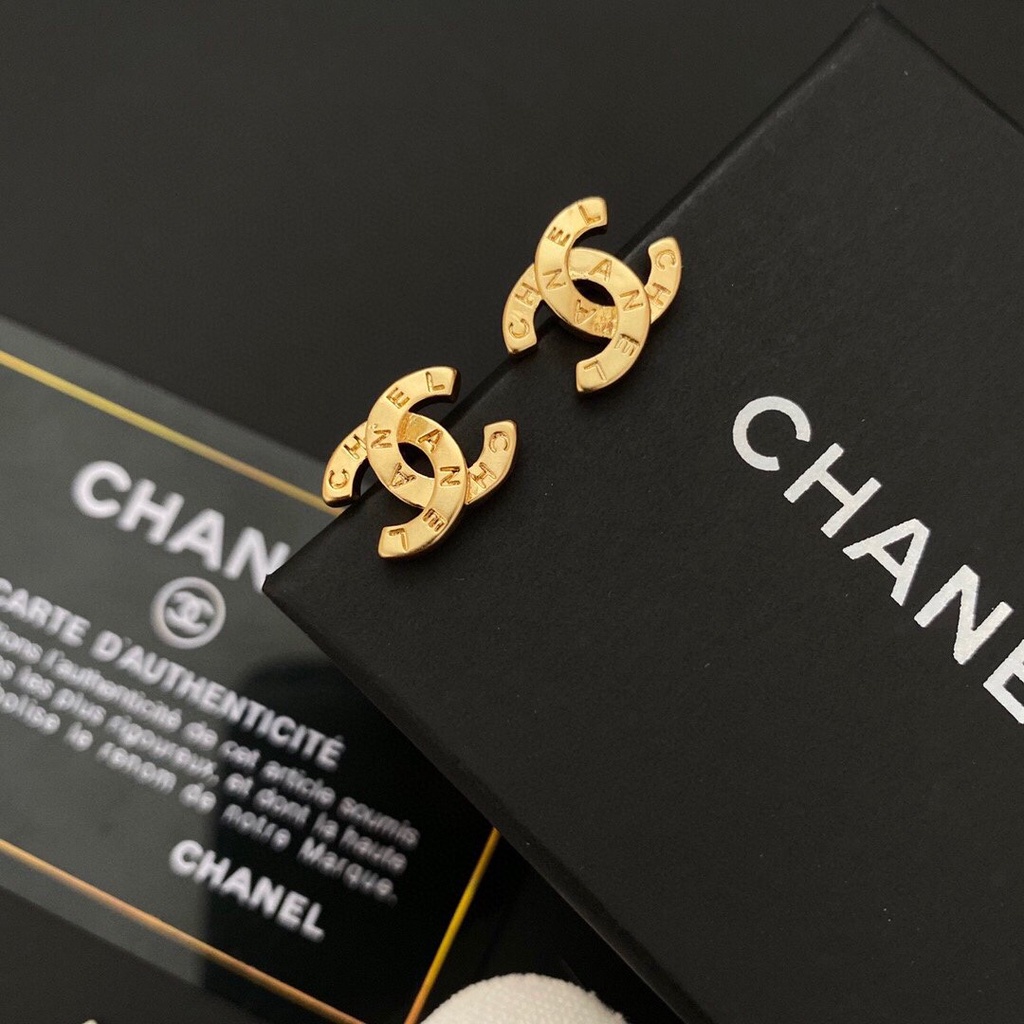 Khuyên Tai Dạng Tròn Bằng Thép Titan In Logo Thời Trang Dành Cho Nữ