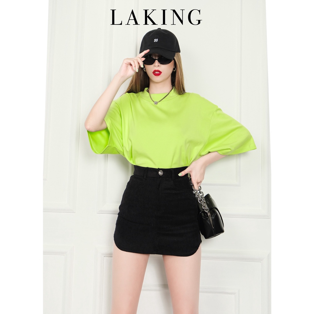 Áo thun xanh non form suông phối váy mini nhung đen Laking House