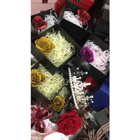 Hộp đựng quà tặng kèm hoa nhũ +giấy rơm.