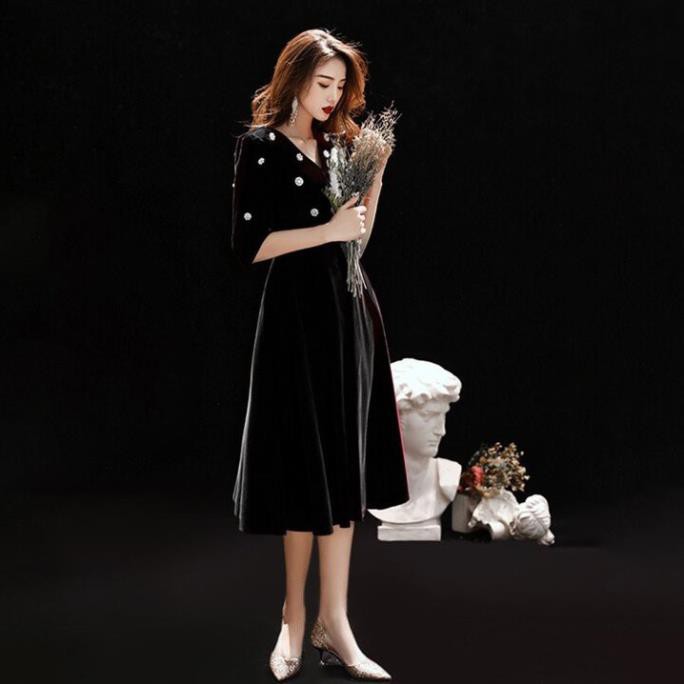 Đầm nhung đính cài hoa cho các nàng dự tiệc sang trọng quyến rũ | BigBuy360 - bigbuy360.vn