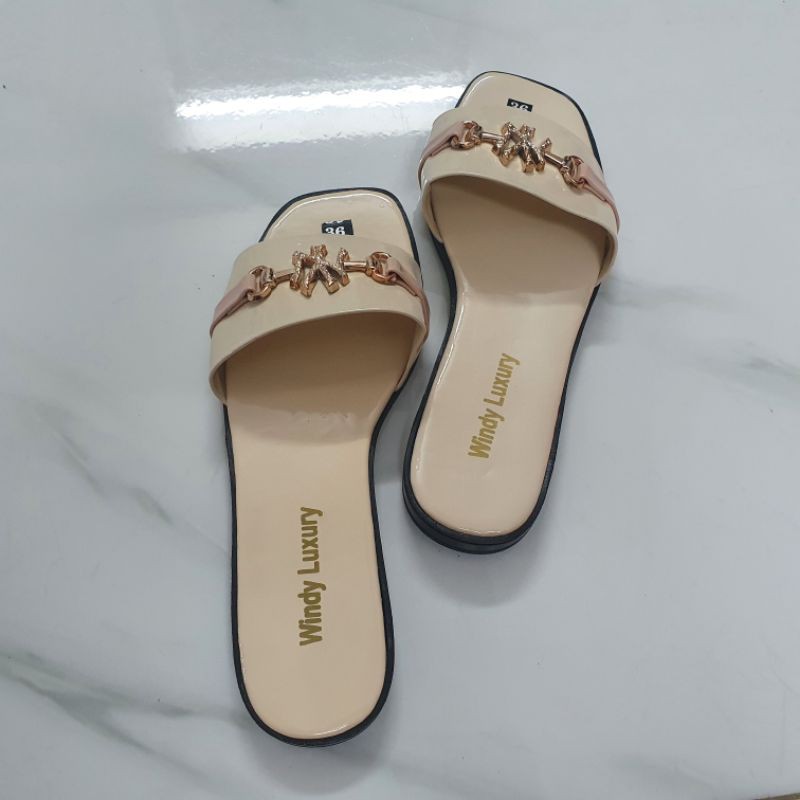 Dép quai ngang kem nữ.