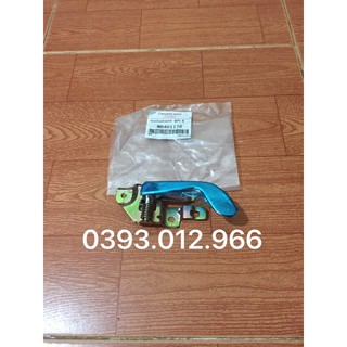 Tay mở cửa trong mitsubishi jolie