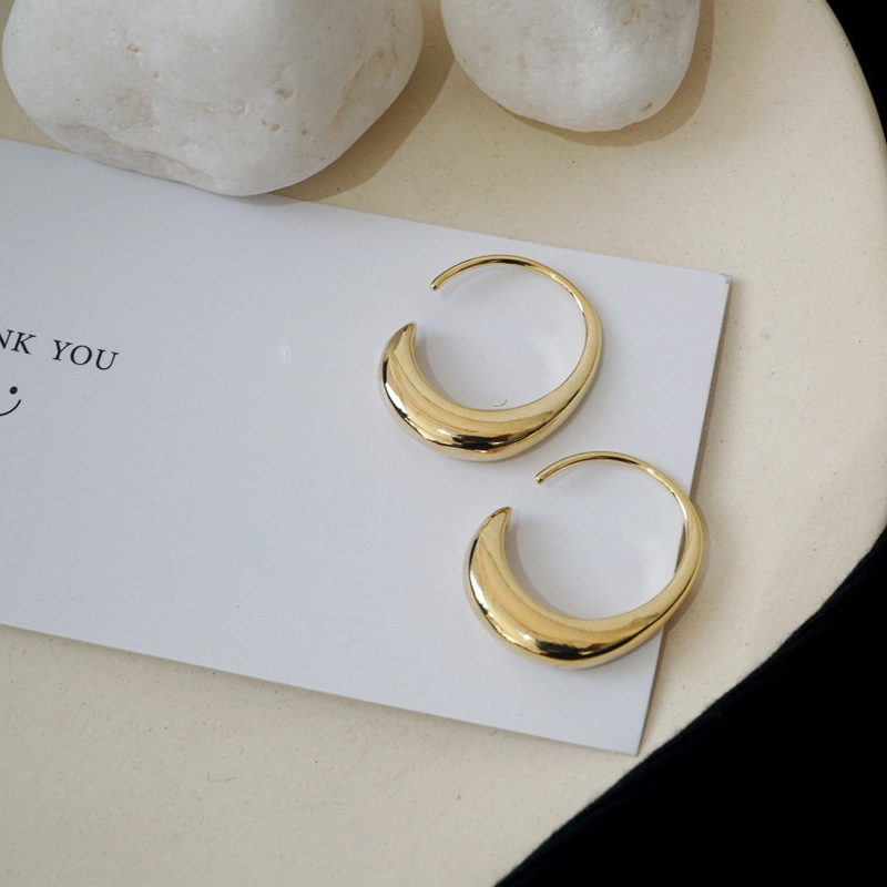 Khuyên tai chữ C đính đá thời trang sang trọng