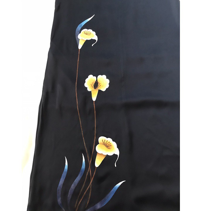 Váy Đầm Trung Niên Dáng Suông Hoa Ly Vẽ Tay, Cổ Cao Vải Lụa Gân Pháp - Size 44-85kg