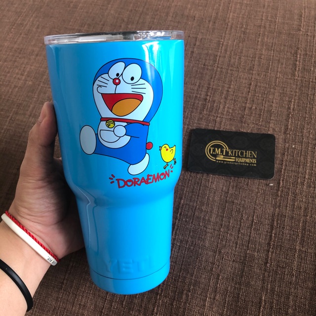 LY GIỮ NHIỆT YETI DORAEMON 900ML (Logo YETI dập nổi - full phụ kiện)