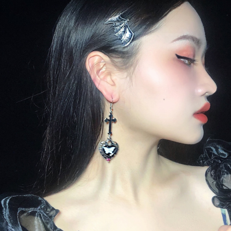 Bông Tai Hình Chữ Thập Và Trái Tim Theo Phong Cách Retro