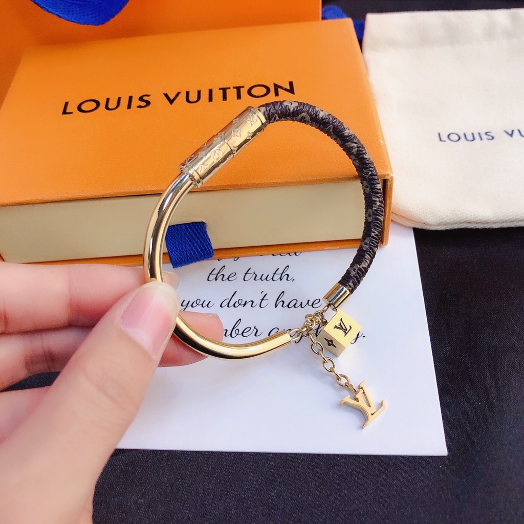 Vòng Tay LV Bằng Thép Titan Nhẹ Khảm Chữ Louis Vuitton Đơn Giản Không Phai Màu Đa Ứng Dụng Sang Trọng Cho Nam Và Nữ