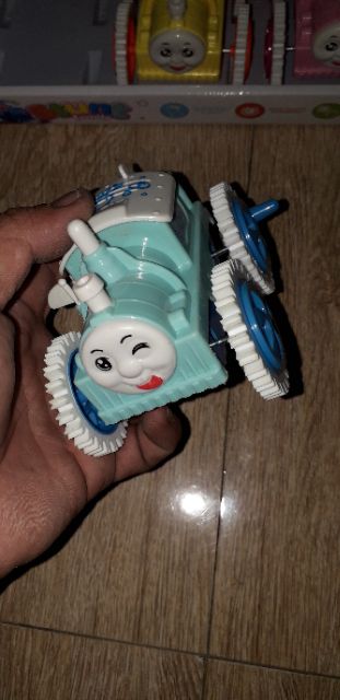 Chiếc xe chạy chớn nhào lộn bằng nhựa rất đẹp