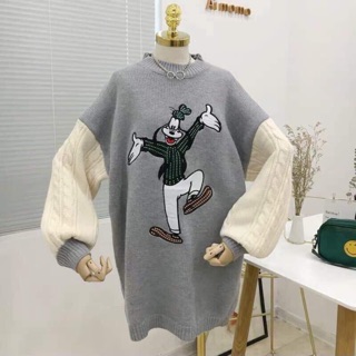 Áo len xám dàng dài giấu quần.