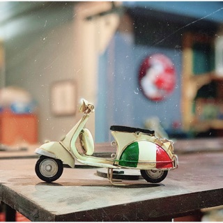 Xe Vespa Cờ Ý thủ công