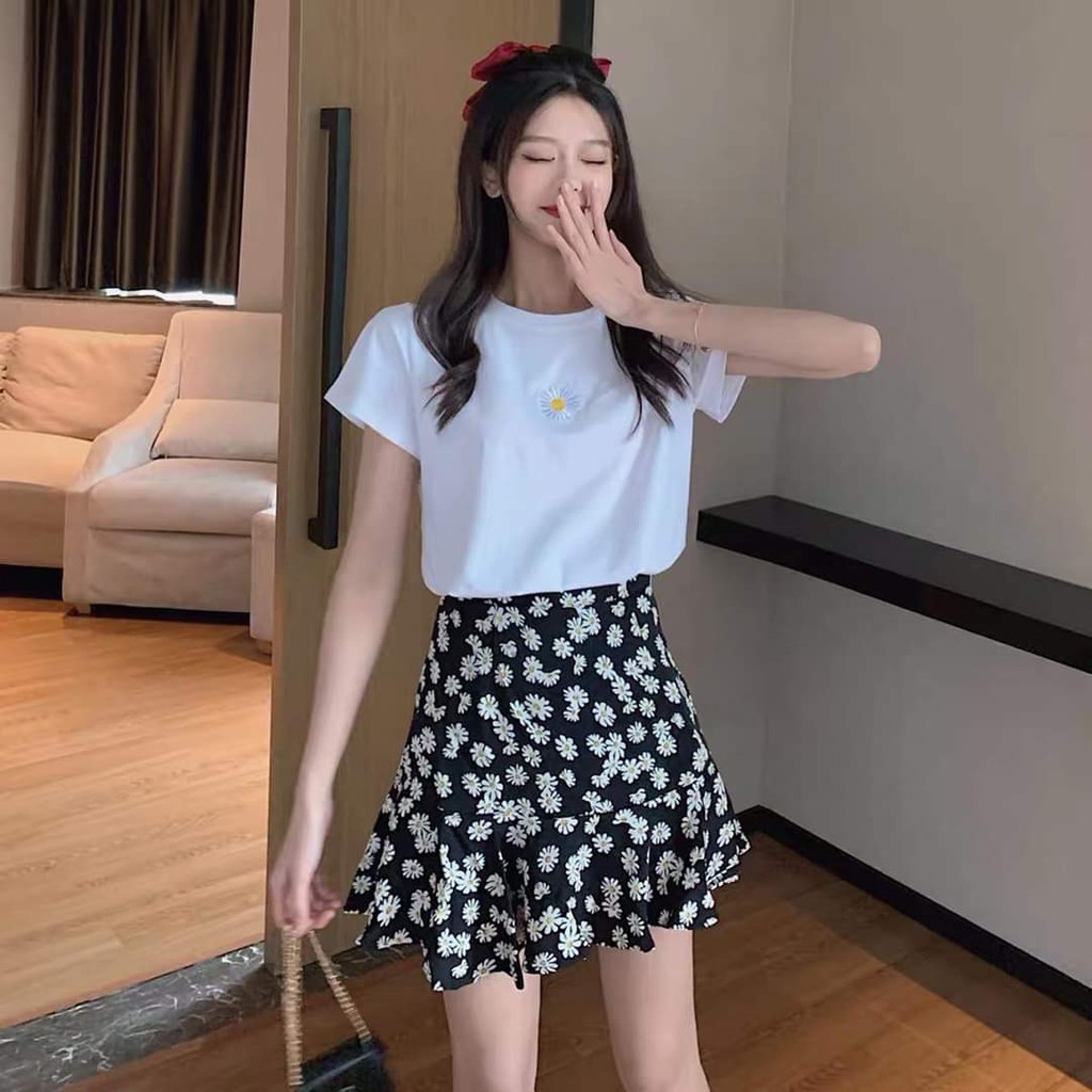 SET BỘ CÚC HOẠ MI CHÂN VÁY VÀ ÁO THUN DAISY TRẮNG ĐEN ULZZANG - CHÂN VÁY ĐUÔI CÁ NGẮN HOA CÚC XOÈ MÀU ĐEN HOT | BigBuy360 - bigbuy360.vn