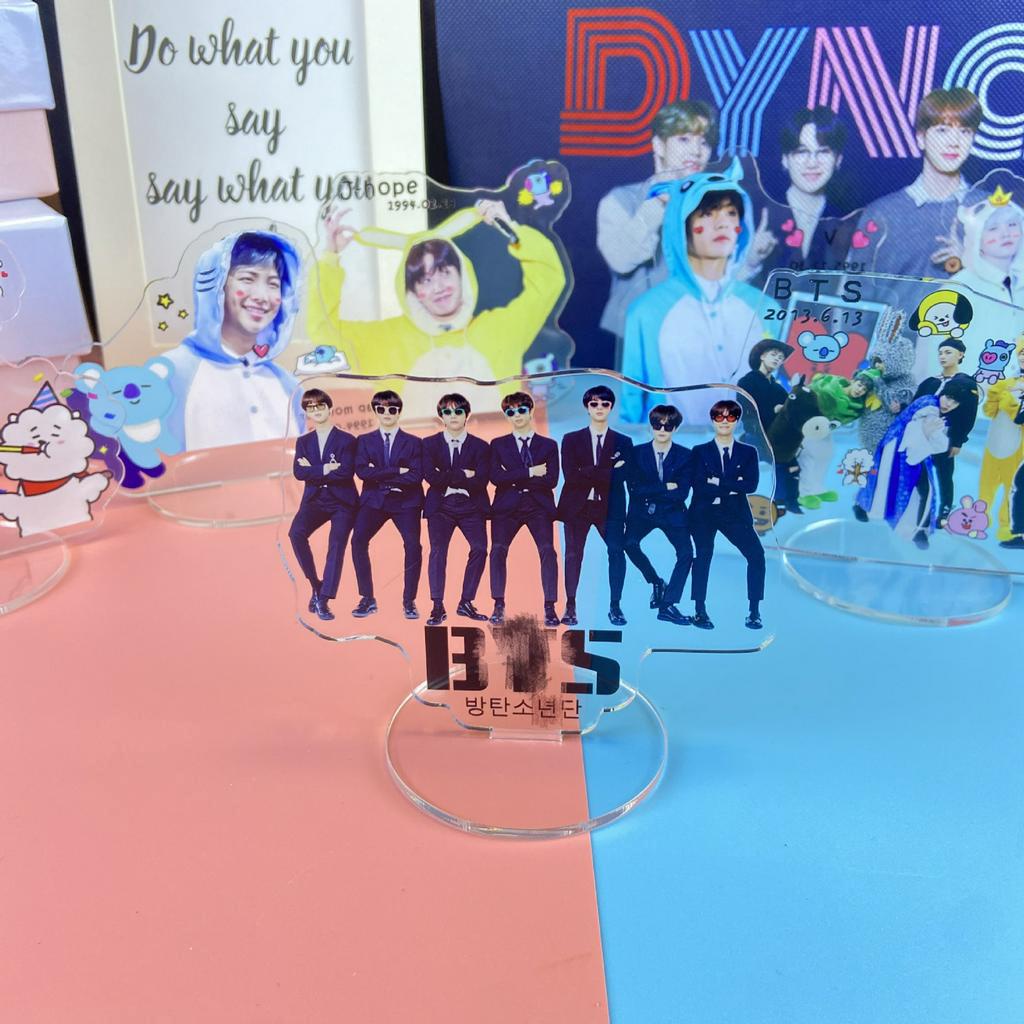 Giá Đỡ Acrylic Trong Suốt Hình Kim Taehyung Trang Trí