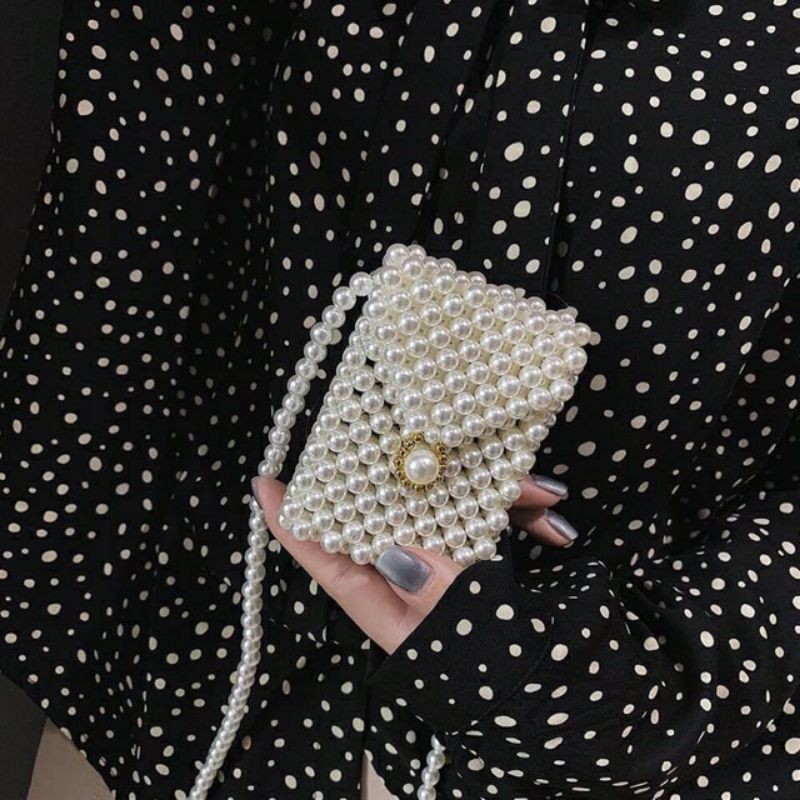 Túi xách đeo chéo dáng dài kết hạt cườm giả ngọc trai