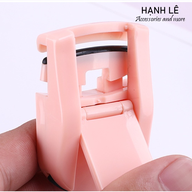 Kẹp bấm mi nhựa dạng nhỏ gọn phù hợp với những bạn hốc mắt sâu, dễ dàng mang theo khi ra đường và du lịch