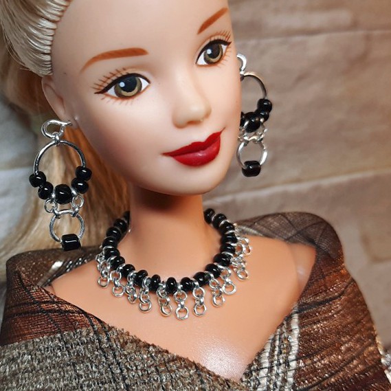 Phụ kiện Búp bê: Vòng cổ, bông tai Búp bê Barbie Handmade làm từ Xích, cườm đen và khoen mạ bạc Bộ Trang sức mini tự làm