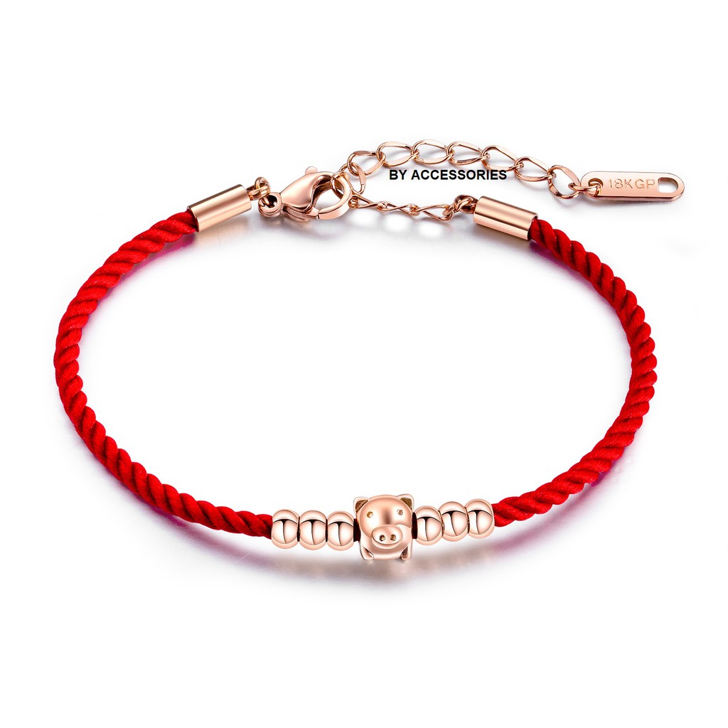 Vòng tay dây đỏ phối mặt heo xinh titan không gỉ