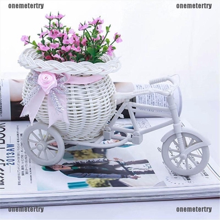 Giỏ xe đạp màu trắng chở chậu hoa trang trí nhà cửa