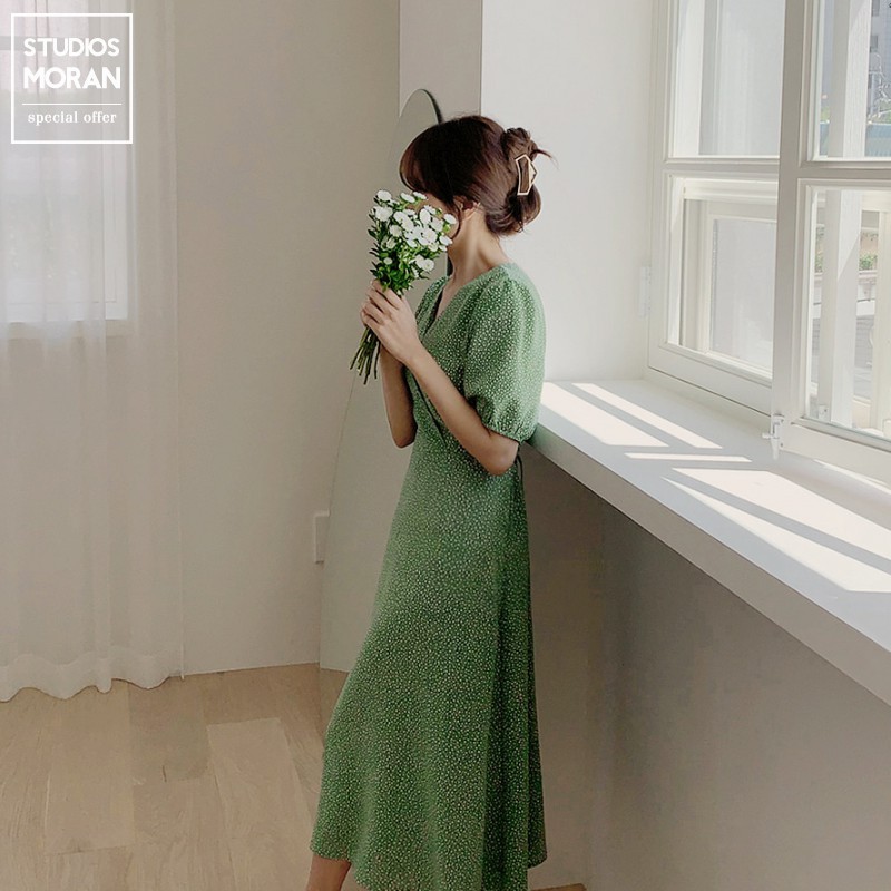(ORDER) Váy MORAN hoa li ti màu xanh lá cổ V thắt eo đơn giản vintage nhẹ nhàng Hàn Quốc