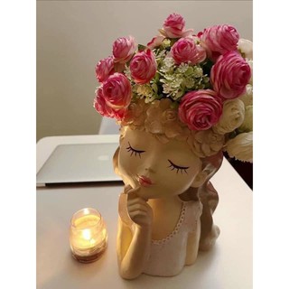Cô gái Mộng mơ cắm hoa trang trí