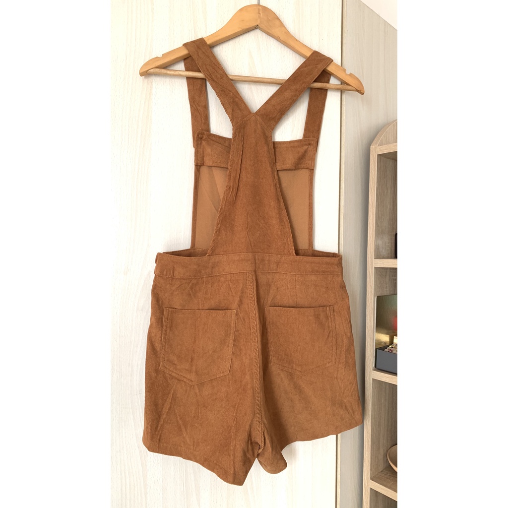 Quần yếm nhung ngắn màu nâu hiệu TEMT