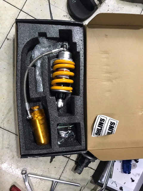 Phuộc sau Ohlins có bình dầu tăng chỉnh thật. Nhún bao êm