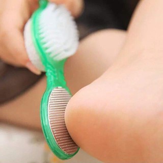 Dụng cụ chà gót chân tẩy da chết bằng đá bọt .