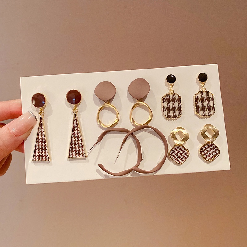 Bộ Khuyên Tai Thời Trang Kiểu Tua Rua Màu Vàng Hình Bướm Có Đính Ngọc Trai Cổ Điển Cho Nữ