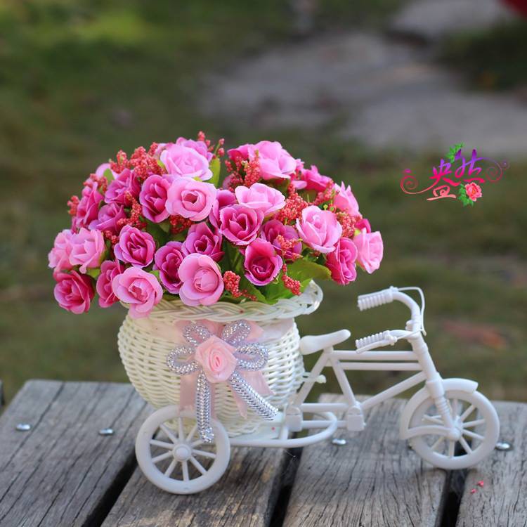 Giỏ hoa xe đạp trang trí kèm hoa vải lụa nhiều màu sắc