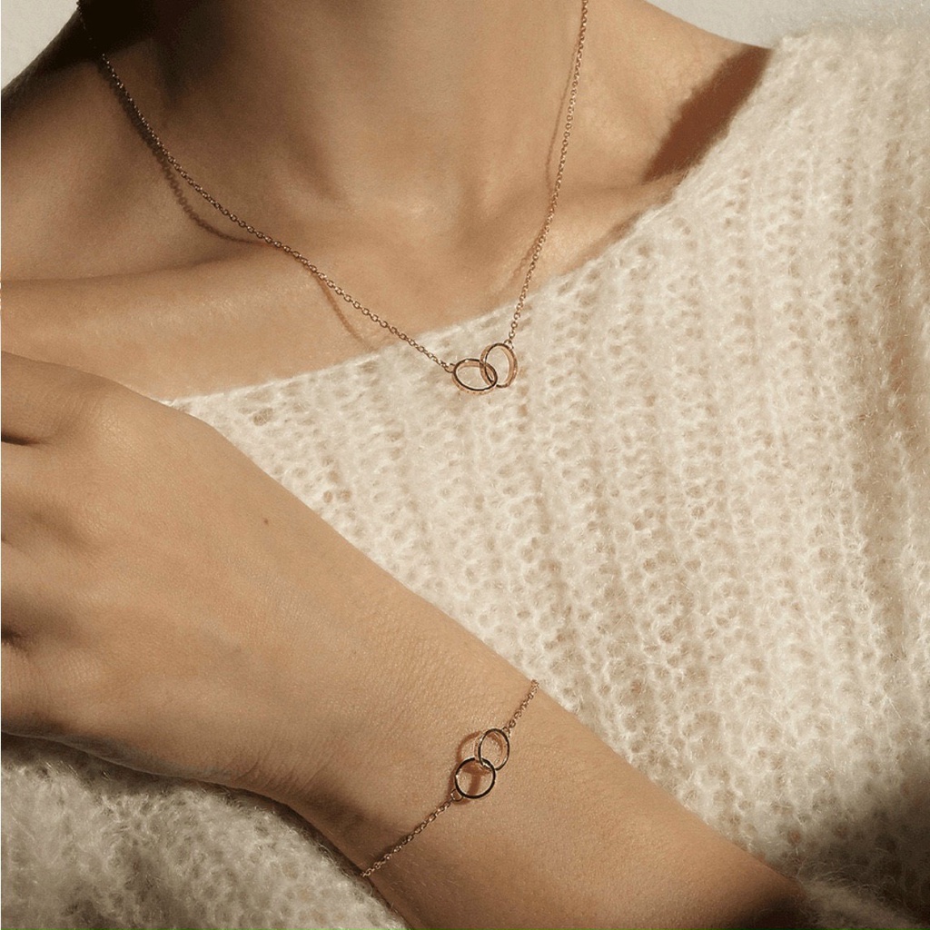 Vòng tay Cuff nữ titan DV V4 không gỉ full hộp và túi đựng thích hợp làm quà tặng, không bay màu - Bảo hành 12 tháng