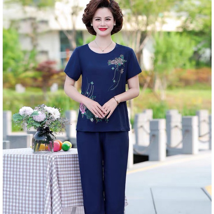 Bộ đũi trung niên thêu hoa hồng - Bộ mặc ở nhà cho bà, cho mẹ trung tuổi, cổ chui tay lửng, quần dài, ống rộng