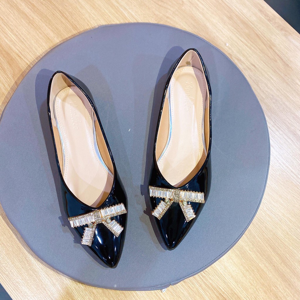 Giày búp bê nữ đế bằng Bánh Bèo mũi nhọn da bóng nơ đá màu đen và kem | BigBuy360 - bigbuy360.vn