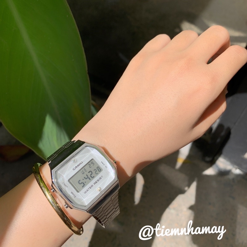 Đồng hồ đính đá dây sắt màu trắng sang trọng
