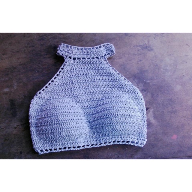 Áo len móc viền cổ