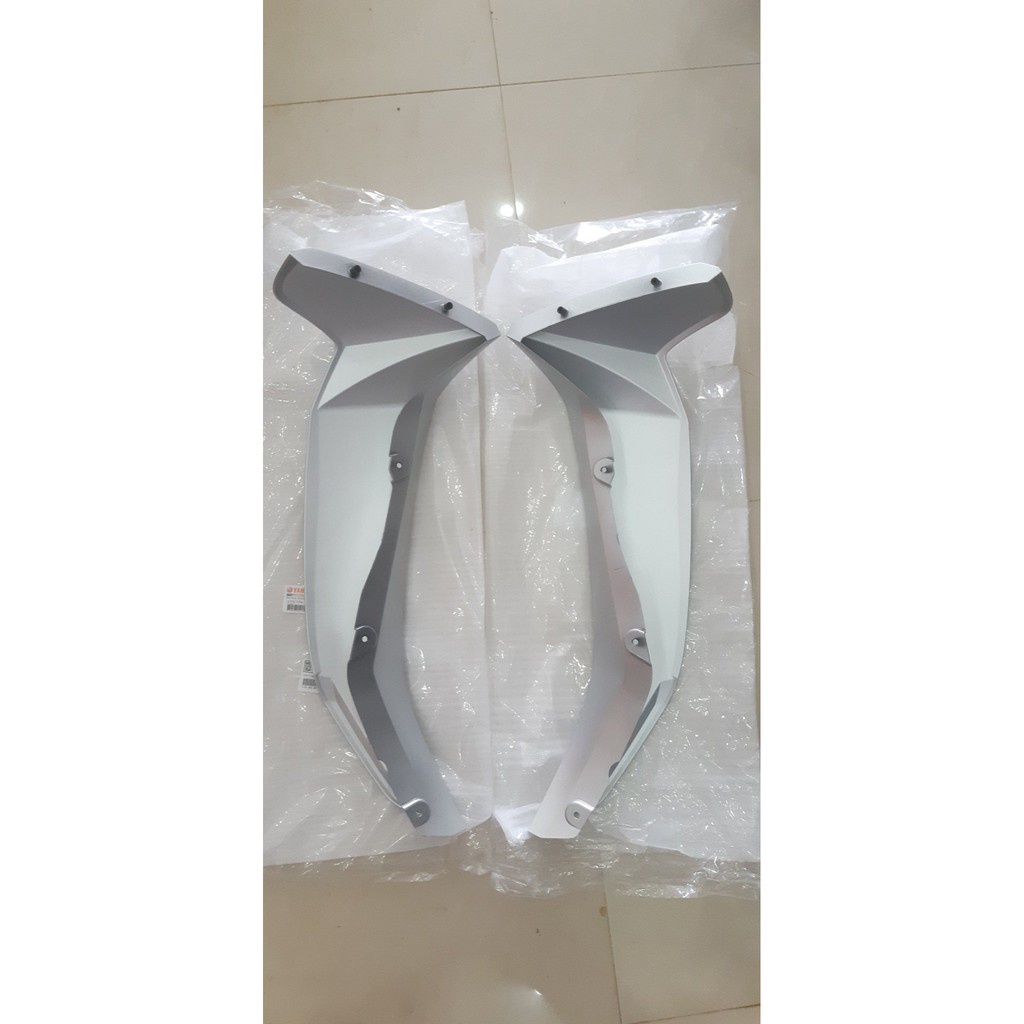 Cánh yếm ngoài zin Sirius bạc mờ