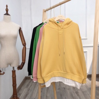 Áo nỉ hoodie vạt trắng.