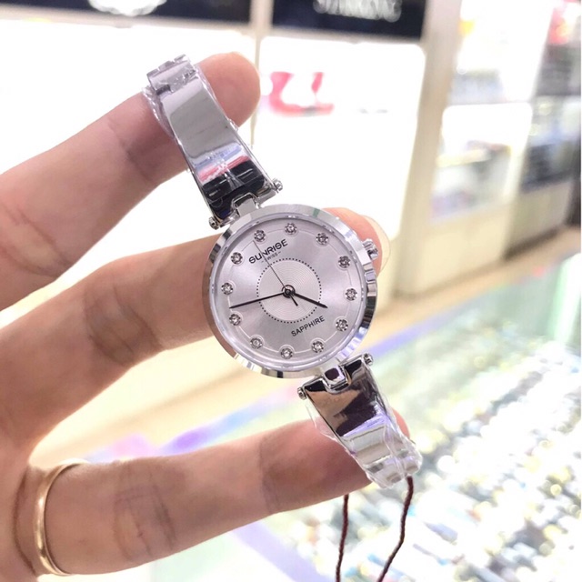 Đồng hồ lắc tay trắng nữ hiệu Sunrise mặt đá saphia cực bền