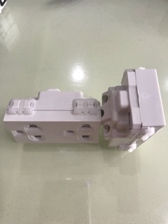 Hạt 2 ổ cắm 3 chấu có màn che S18CC