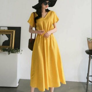 Đầm vàng form dài