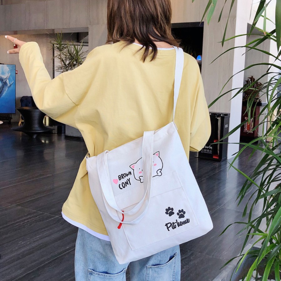 Túi tote đeo chéo 2 phong cách, túi canvas dạng tote kết hợp đeo chéo in brown cony có khoá kéo trẻ trung