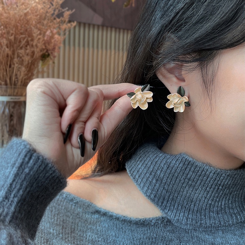 Khuyên Tai Hình Hoa Đính Ngọc Trai Phong Cách Hong Kong Cổ Điển Kiểu Mới 2023