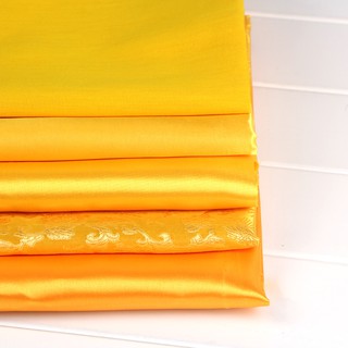 Tấm vải lụa cotton lụa màu vàng đồng tinh khiết dùng để làm áo tràng cho tượng Phật trong chùa