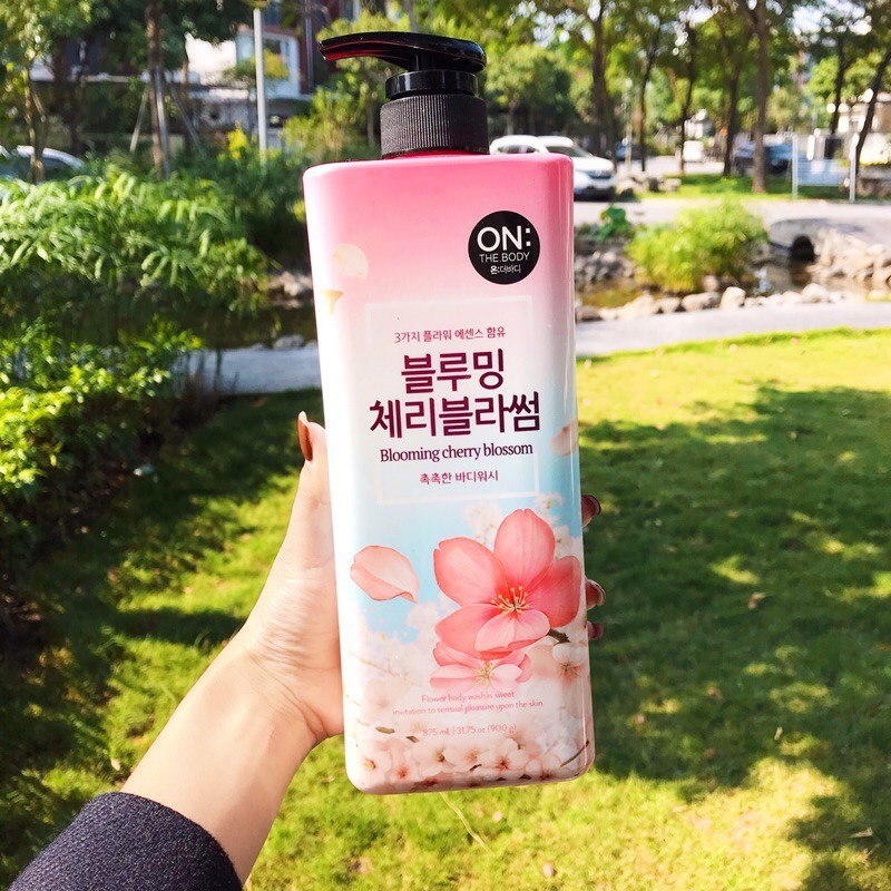 Sữa Tắm On The Body Hàn Quốc, Chai 900ml, Giúp Lưu Giữ Mùi Thơm Quyến Rũ, Da Luôn Trắng Sáng Mịn