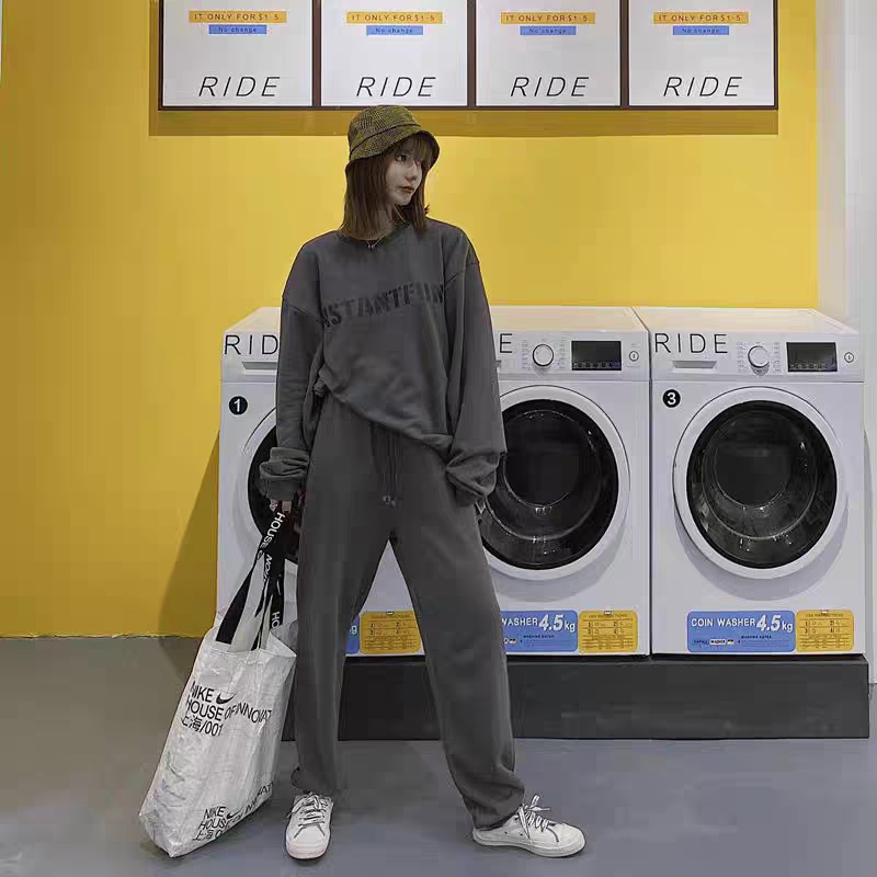 Bộ áo nỉ tay dài + quần dài màu xám phong cách Lisa trong nhóm Blackpink | BigBuy360 - bigbuy360.vn