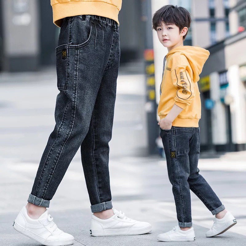 Quần jeans bé trai logo ganana có sẵn, max 55kg. Hot 2022