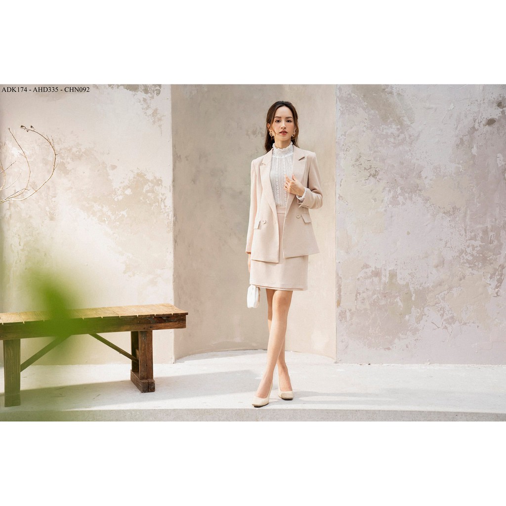 TIIN STORE Áo blazer cổ ve nhọn tay xẻ đính 3 khuy by Tiin | BigBuy360 - bigbuy360.vn