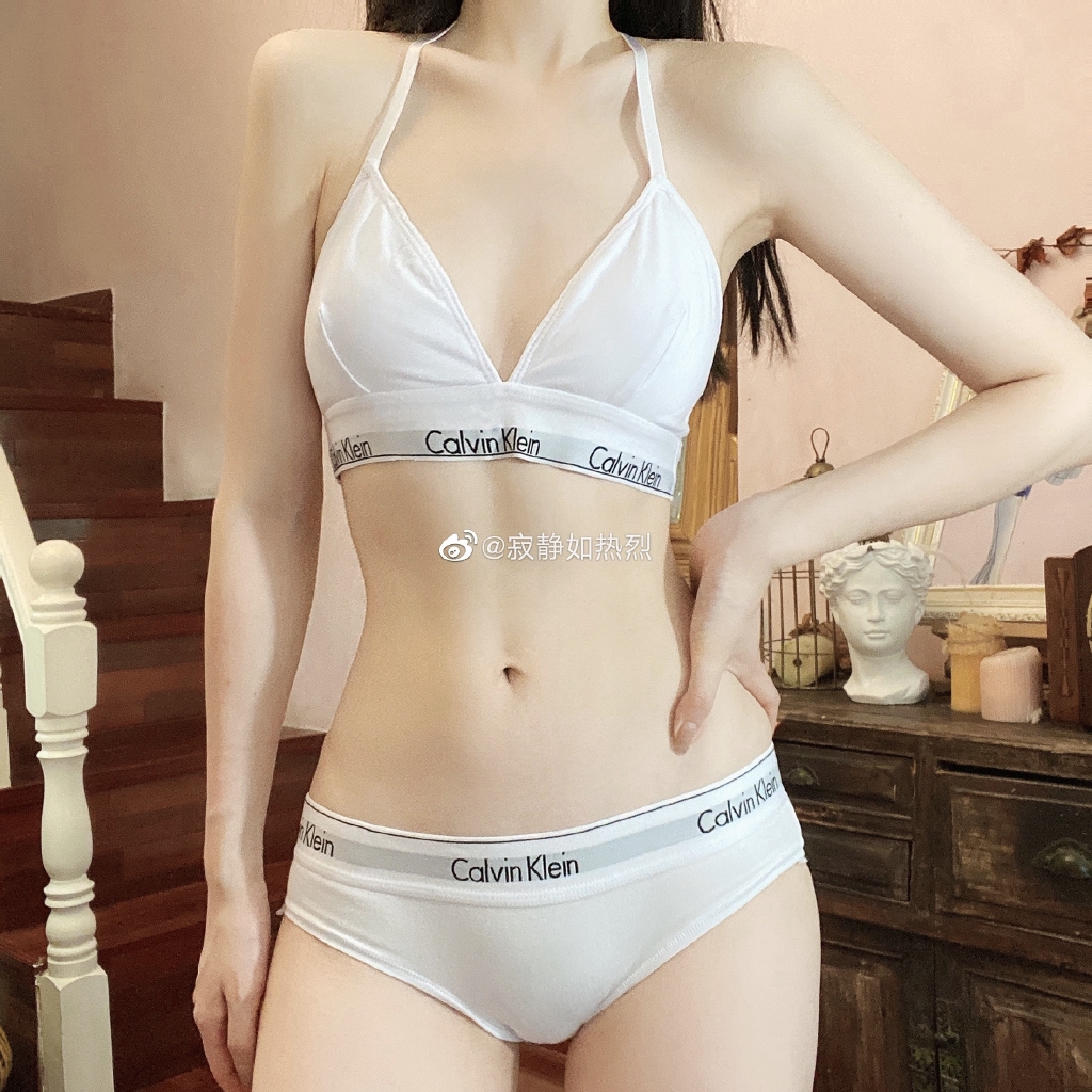 Áo Ngực Thể Thao Có Mút Đệm QF5650 Calvin Klein / CKS