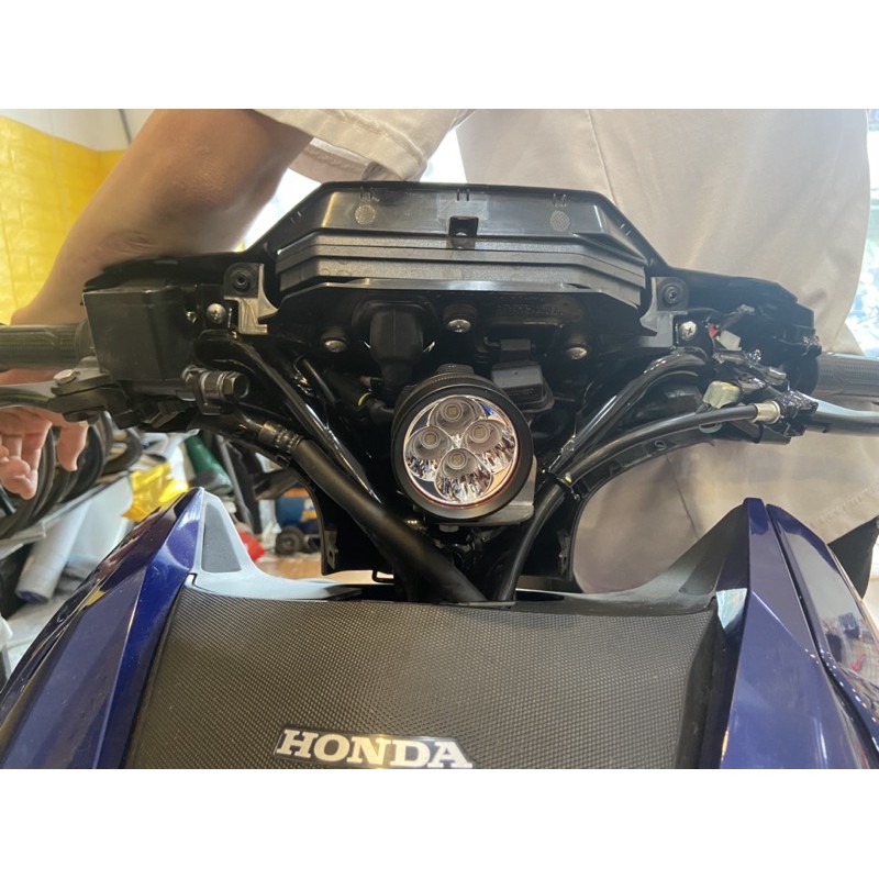 Pát inox bắt đèn trợ sáng hốc còi winner X v2