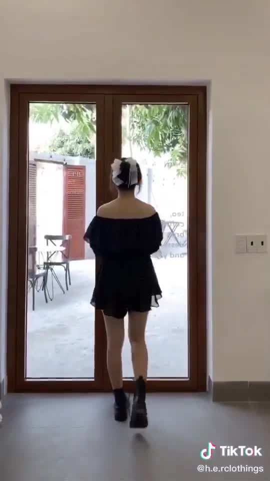 Jump Nữ Tay Dài Màu đen chấm bi trắng hở vai thiết kế quyến rũ phối tay xoè ( chất vải voan 2 lớp ) | BigBuy360 - bigbuy360.vn