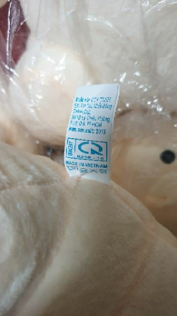 Gấu bông ôm Huggies.