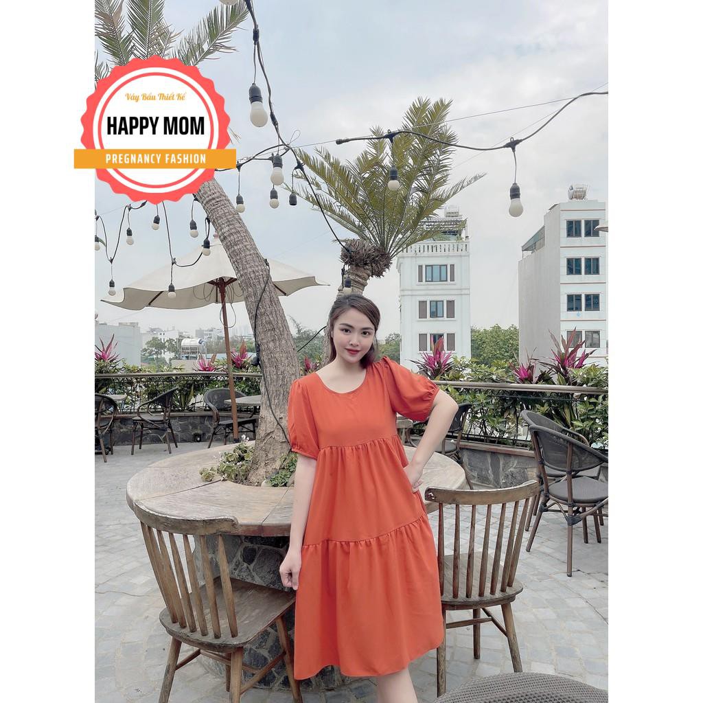 Váy bầu đuôi cá ba tầng, cổ tròn ngắn tay dáng dài qua gối, màu cam nhã nhặn. Thiết kế văn phòng công sở